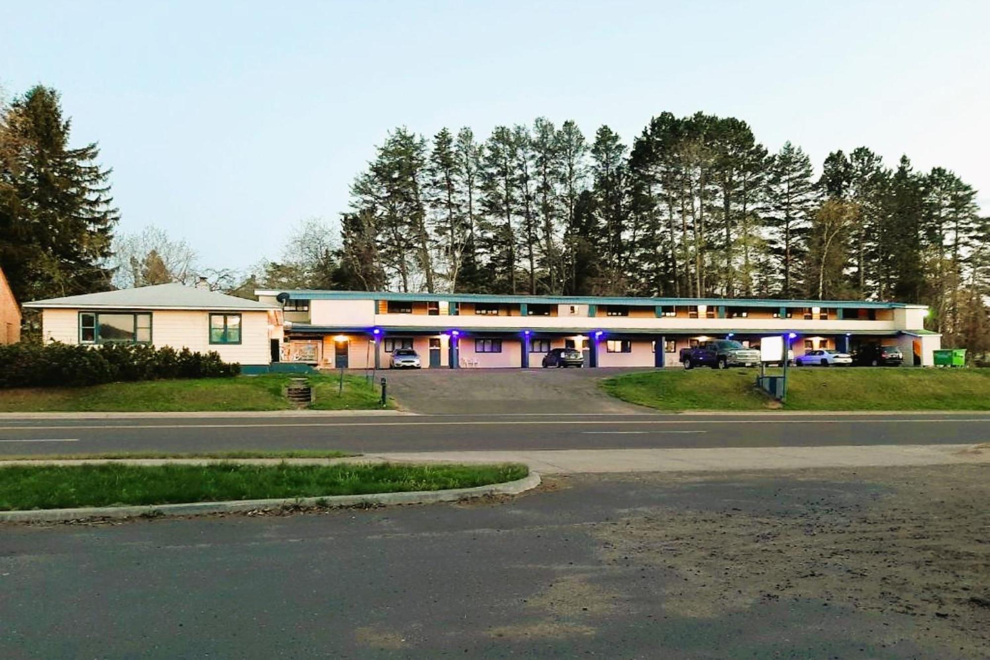 Love Hotels Timberline By Oyo Lake Superior Ironwood Exterior foto